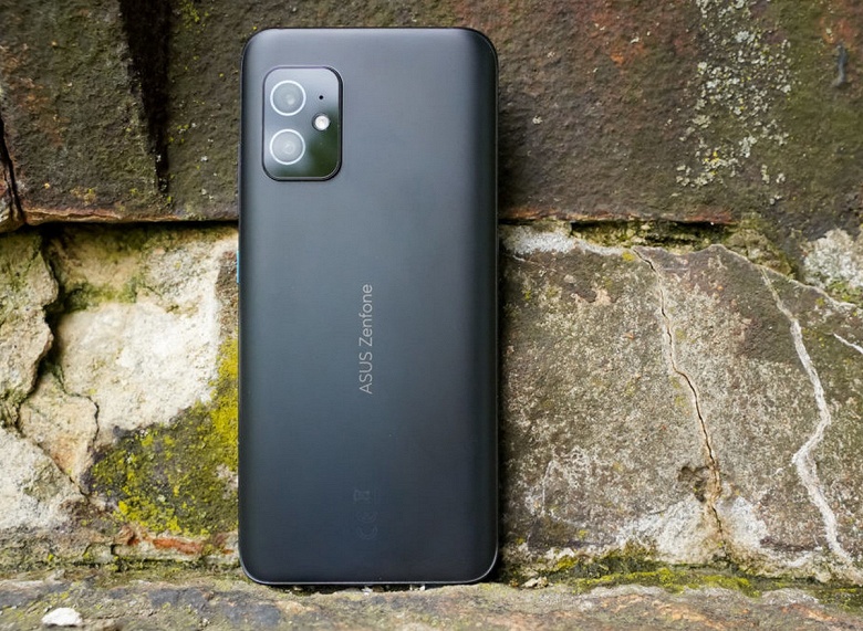 Компактный флагман 2021 года получил весьма неплохой экран. Дисплей Asus ZenFone 8 оценили немногим ниже у iPhone 11 Pro Max